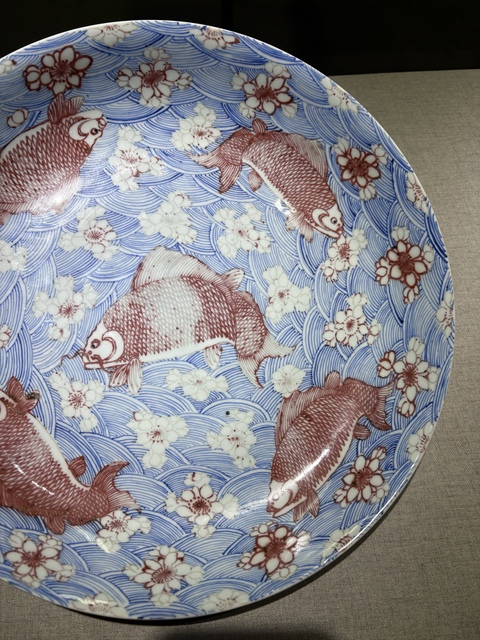 古玩陶瓷康熙青花釉里紅魚盤真品鑒賞圖