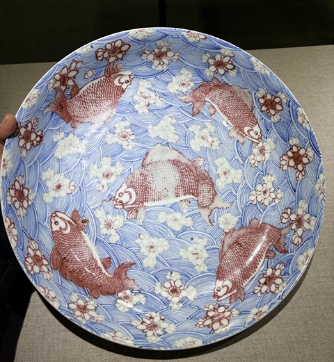 古玩陶瓷康熙青花釉里紅魚盤真品鑒賞圖