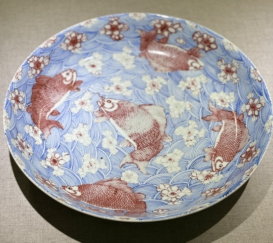 古玩陶瓷康熙青花釉里紅魚盤真品鑒賞圖