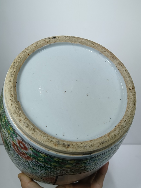古玩陶瓷晚清五彩提籃花卉撇口瓶拍賣，當前價格16800元