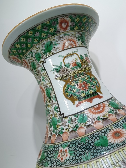 古玩陶瓷晚清五彩提籃花卉撇口瓶拍賣，當前價格16800元