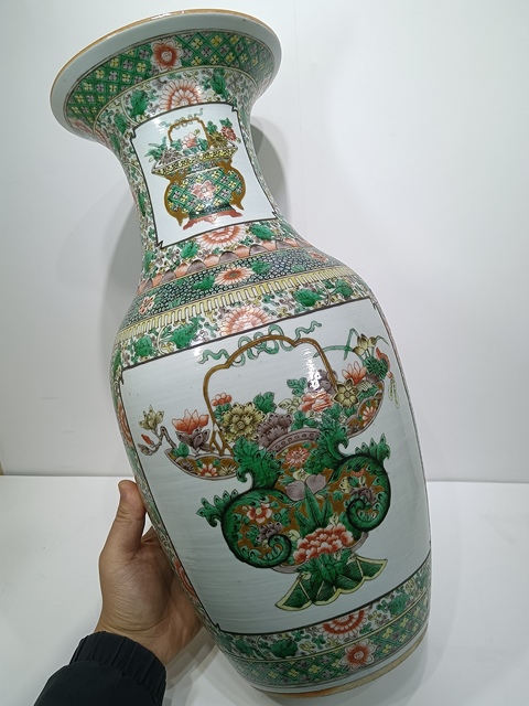 古玩陶瓷晚清五彩提籃花卉撇口瓶拍賣，當前價格16800元
