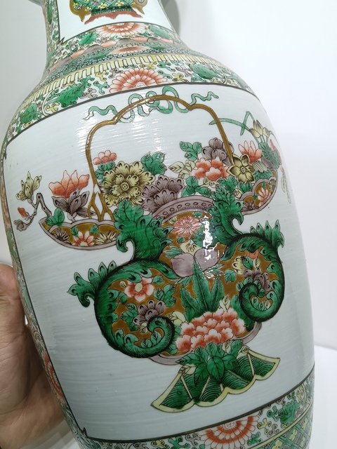 古玩陶瓷晚清五彩提籃花卉撇口瓶拍賣，當前價格16800元