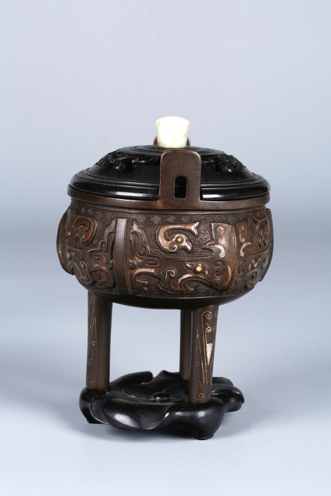 古玩銅器饕餮紋鼎式薰爐真品鑒賞圖