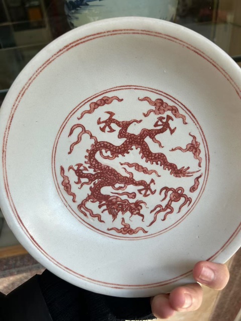 古玩陶瓷明晚期礬紅龍紋盤真品鑒賞圖