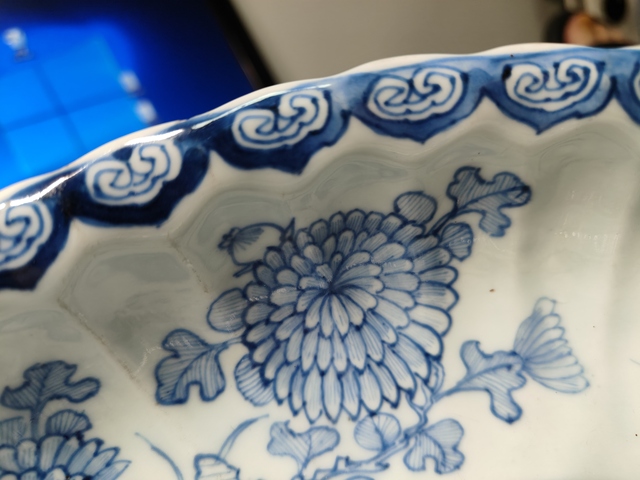 古玩陶瓷花卉紋青花盤真品鑒賞圖