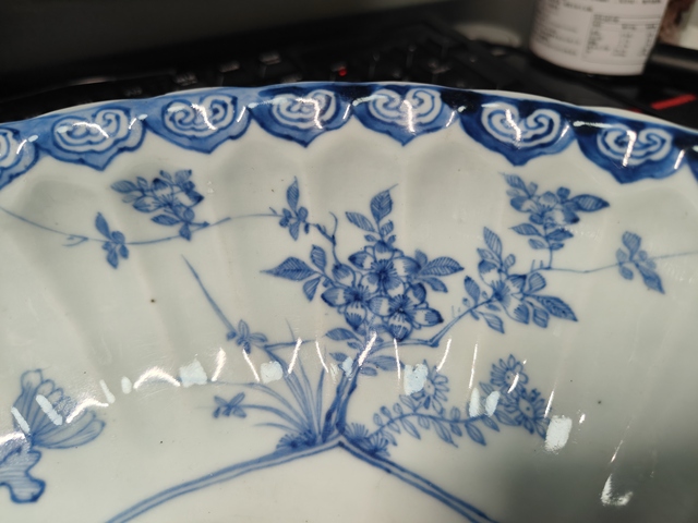 古玩陶瓷花卉紋青花盤真品鑒賞圖