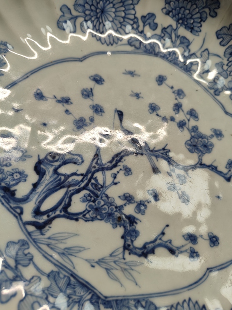 古玩陶瓷花卉紋青花盤真品鑒賞圖