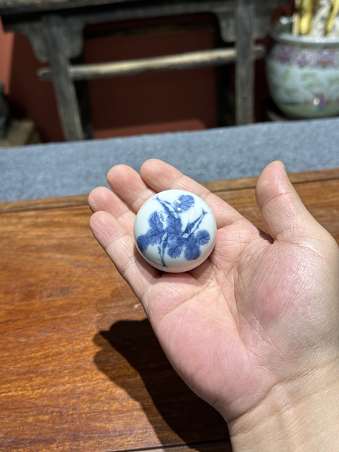 古玩陶瓷清代中期青花魚紋牛眼印泥盒拍賣，當前價格6800元