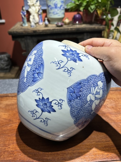 古玩陶瓷清代雍正青花三開窗娃娃罐拍賣,當(dāng)前價格12800元