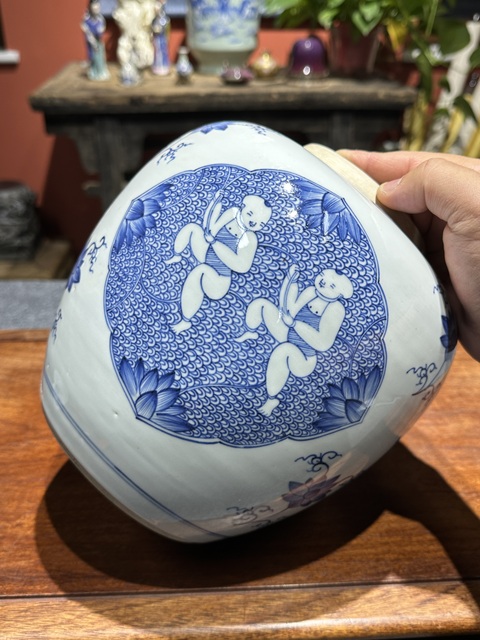 古玩陶瓷清代雍正青花三開窗娃娃罐拍賣,當(dāng)前價格12800元