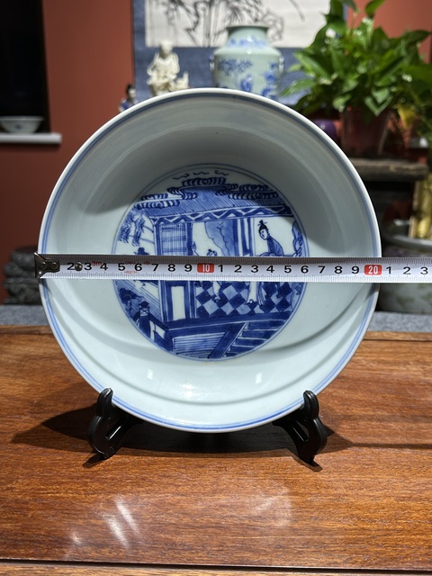 古玩陶瓷清代康雍時期青花人物紋玉璧底盤拍賣，當前價格12800元