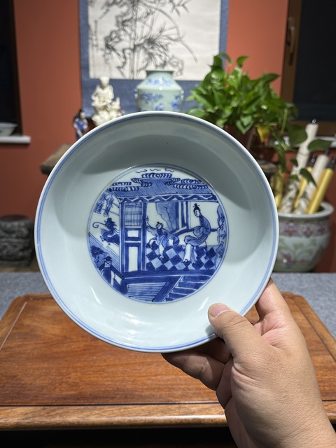 古玩陶瓷清代康雍時期青花人物紋玉璧底盤拍賣，當前價格12800元