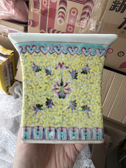 古玩陶瓷黃地粉彩花鳥紋花盆拍賣，當前價格3500元