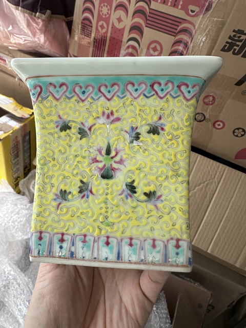 古玩陶瓷黃地粉彩花鳥紋花盆拍賣，當前價格3500元