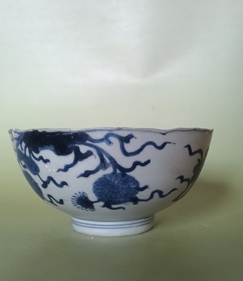 古玩陶瓷青花花卉紋花口碗真品鑒賞圖