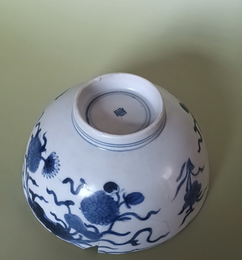 古玩陶瓷青花花卉紋花口碗真品鑒賞圖