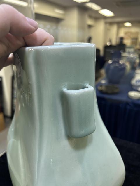 古玩陶瓷冬青釉貫耳瓶真品鑒賞圖