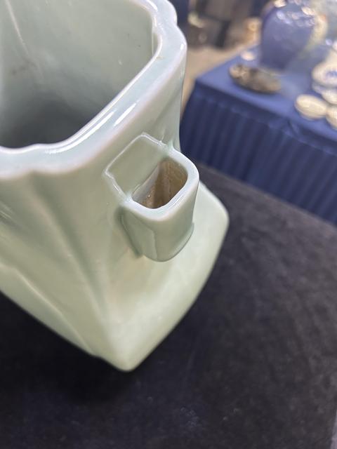 古玩陶瓷冬青釉貫耳瓶真品鑒賞圖