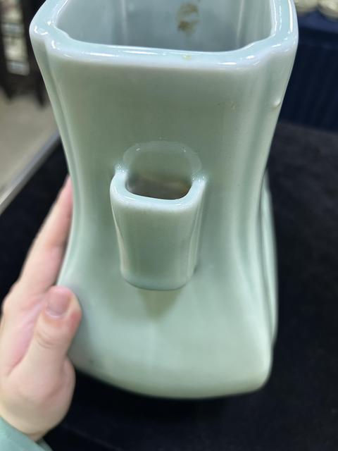 古玩陶瓷冬青釉貫耳瓶真品鑒賞圖