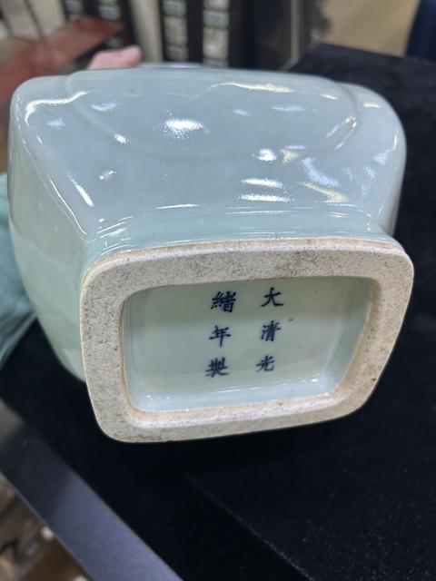 古玩陶瓷冬青釉貫耳瓶真品鑒賞圖