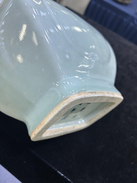 古玩陶瓷冬青釉貫耳瓶真品鑒賞圖