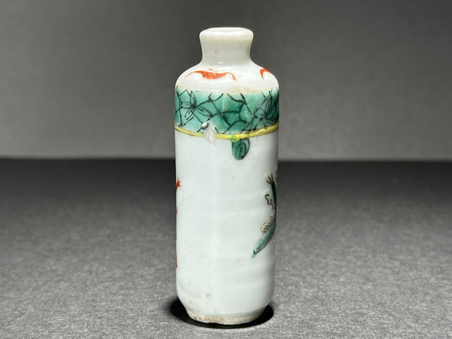 古玩陶瓷晚清·粉彩蜻蜓花卉紋鼻煙壺真品鑒賞圖