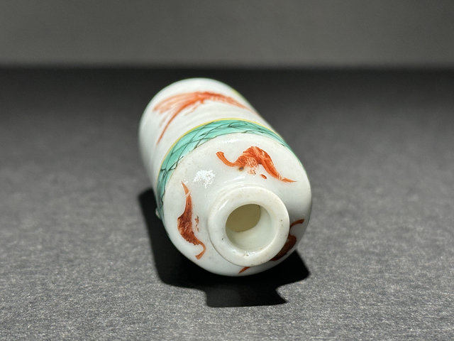 古玩陶瓷晚清·粉彩蜻蜓花卉紋鼻煙壺真品鑒賞圖
