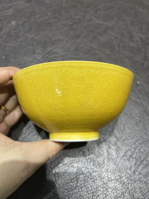 古玩陶瓷黃釉暗刻龍紋碗真品鑒賞圖