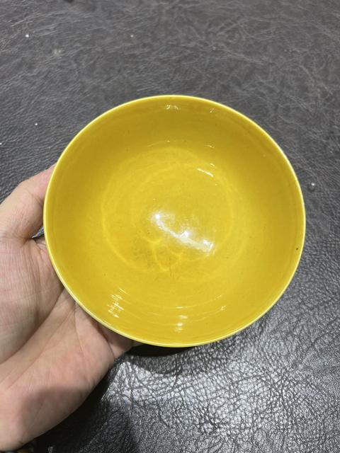 古玩陶瓷黃釉暗刻龍紋碗真品鑒賞圖