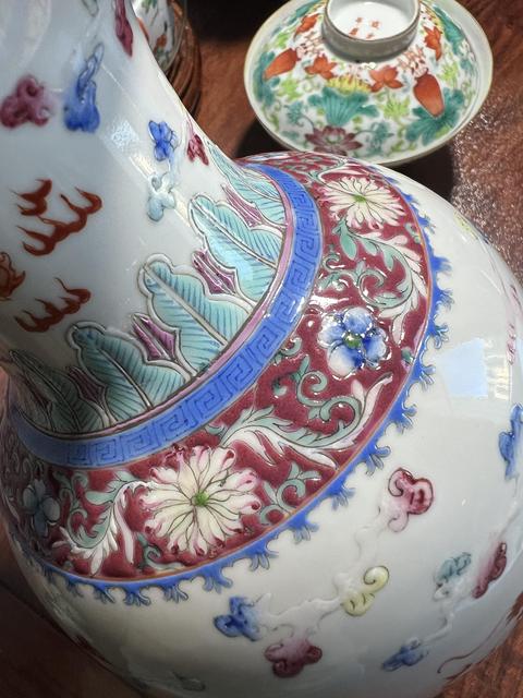 古玩陶瓷粉彩龍鳳紋撇口瓶真品鑒賞圖