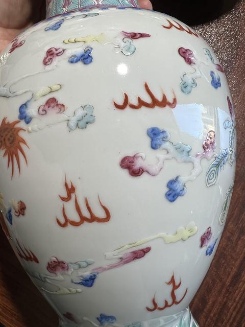 古玩陶瓷粉彩龍鳳紋撇口瓶真品鑒賞圖