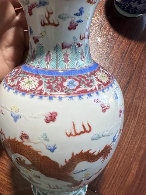 古玩陶瓷粉彩龍鳳紋撇口瓶真品鑒賞圖