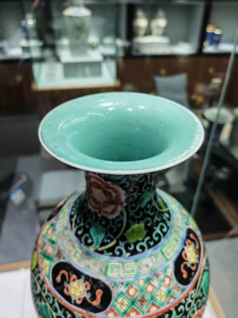古玩陶瓷墨地五彩龍紋撇口瓶，平臺不允許估價真品鑒賞圖