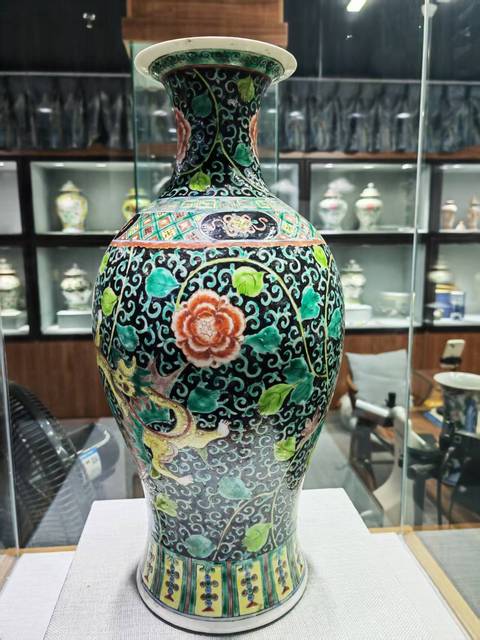 古玩陶瓷墨地五彩龍紋撇口瓶，平臺不允許估價真品鑒賞圖