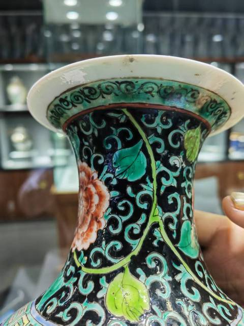 古玩陶瓷墨地五彩龍紋撇口瓶，平臺不允許估價真品鑒賞圖