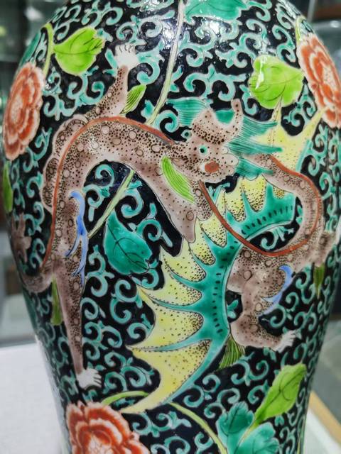 古玩陶瓷墨地五彩龍紋撇口瓶，平臺不允許估價真品鑒賞圖