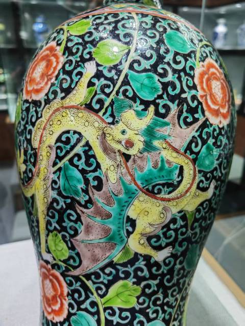 古玩陶瓷墨地五彩龍紋撇口瓶，平臺不允許估價真品鑒賞圖