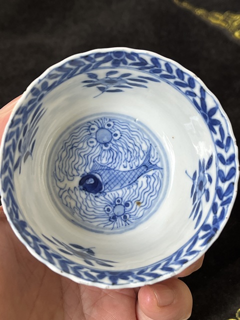 古玩陶瓷魚藻紋青花杯真品鑒賞圖