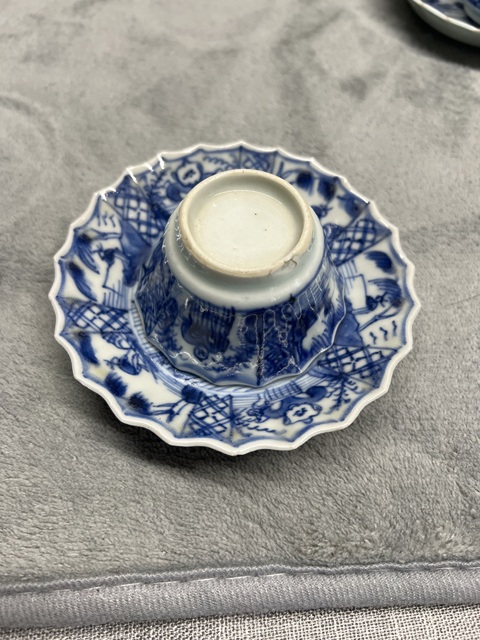 古玩陶瓷山水紋青花杯盤真品鑒賞圖