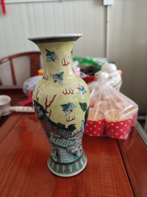 古玩陶瓷五彩觀音瓶真品鑒賞圖