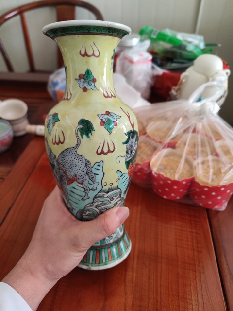 古玩陶瓷五彩觀音瓶真品鑒賞圖