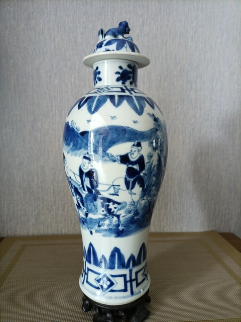古玩陶瓷人物紋青花雞腿蓋瓶真品鑒賞圖