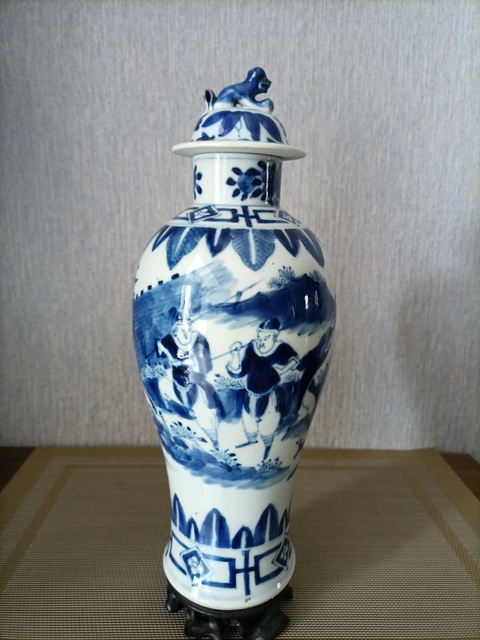 古玩陶瓷人物紋青花雞腿蓋瓶真品鑒賞圖
