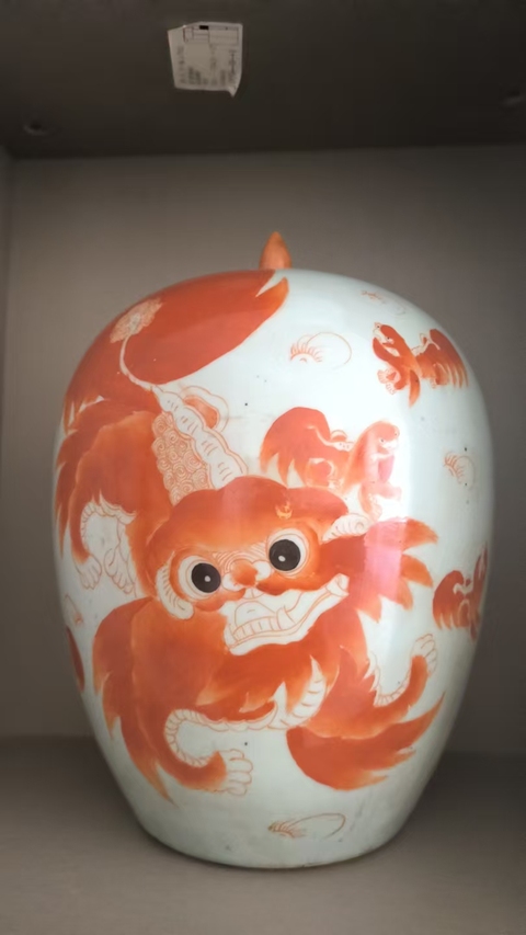 古玩陶瓷礬紅獅紋冬瓜罐真品鑒賞圖