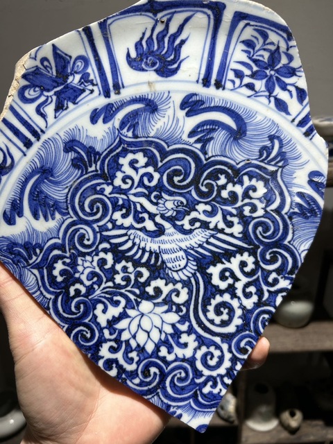 古玩陶瓷青花藍地留白纏枝花卉鳳紋標本真品鑒賞圖