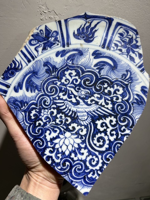 古玩陶瓷青花藍地留白纏枝花卉鳳紋標本真品鑒賞圖