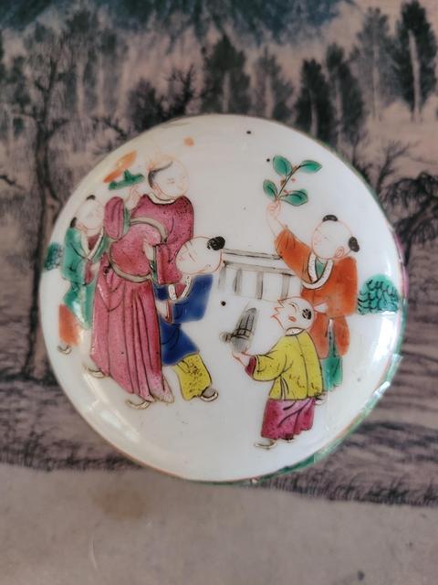 古玩陶瓷人物粉彩蓋盒真品鑒賞圖