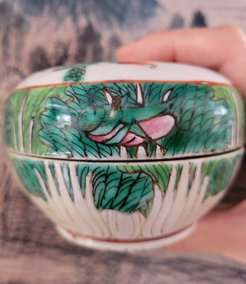 古玩陶瓷人物粉彩蓋盒真品鑒賞圖