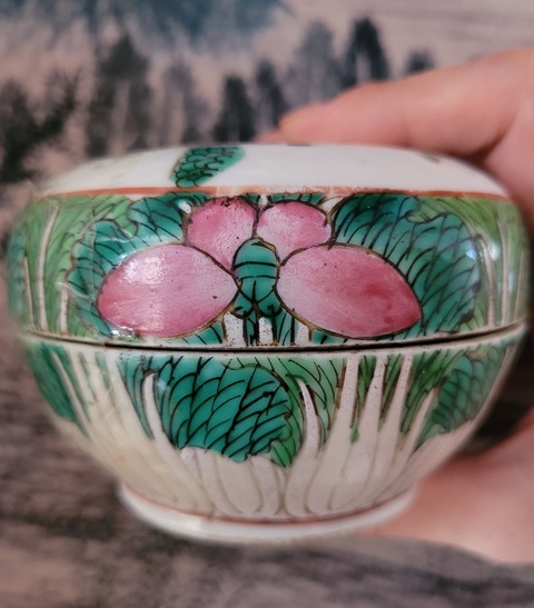 古玩陶瓷人物粉彩蓋盒真品鑒賞圖